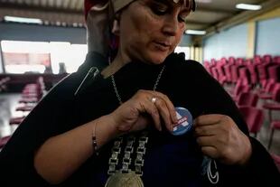 Indigenous Mapuche Maria Valdivia Calfuquir wears a button that points to "I approve" (file, archive)