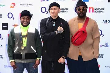 Sin Fergie, los Black Eyed Peas siguen siendo multitud: Apl.de.ap, Taboo y will.i.am, en la entrega de los O2 Silver Clef Awards, en Londres