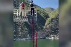 Un hombre que hacía Bungee Jumping saltó de un puente y se le cortó la soga