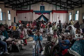 Los niños desplazados de Goma, que perdieron a sus padres mientras huían de la erupción del monte Nyiragongo, son protegidos en una iglesia en Sake, a 25 km al noreste de Goma