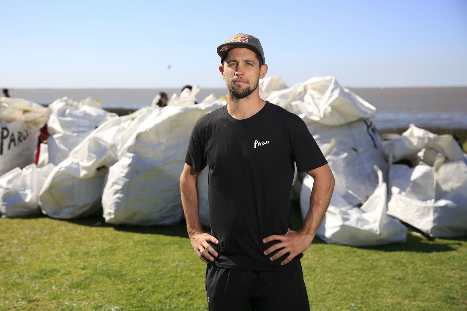 Yago comenzó su activismo ambiental convocando limpiezas en la costa del Río de la Plata