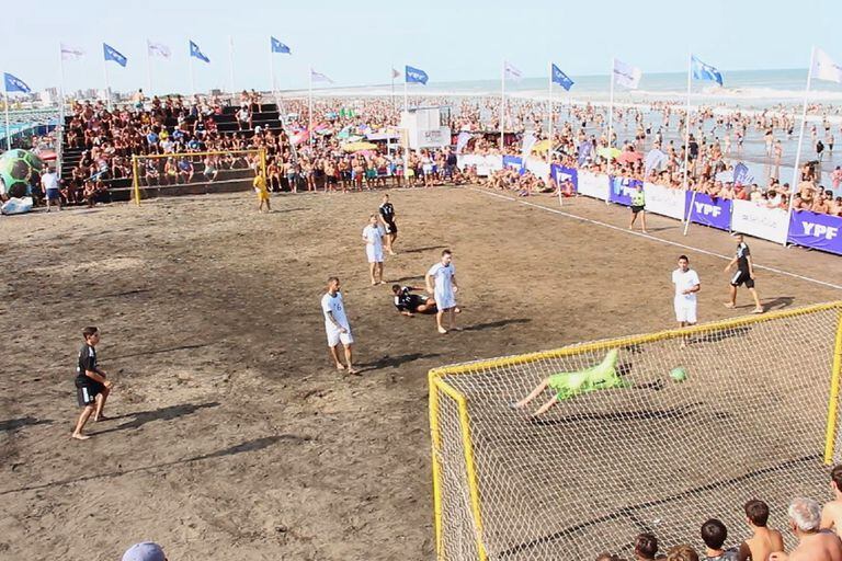 Mar del Plata: las selecciones del fútbol playa dieron un espectáculo único