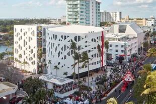 El Faena Forum Miami Beach en plena procesión performática, en 2016