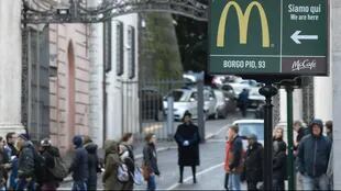 Pese a protestas, abre un McDonald''s cerca del Vaticano