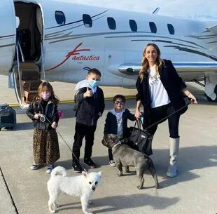La familia del Papu, con perros incluidos, por emprender su viaje a Sevilla. Crédito: Instagram