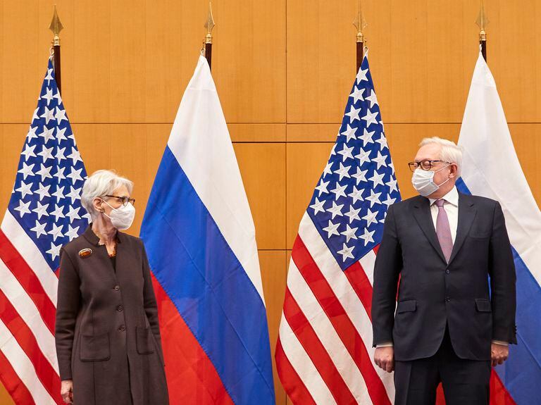 La vicesecretaria de Estado Wendy Sherman, a la izquierda, y el viceministro ruso de Exteriores, Sergei Ryabkov, asisten a conversaciones sobre seguridad en la Misión de Estados Unidos en Ginebra, Suiza, el lunes 10 de enero de 2022. (Denis Balibouse/Pool via AP)