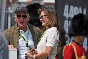 Greg Norman, director de la LIV Golf, junto a su esposa Kirsten Kutner, durante el primer torneo de la liga saudí, en Inglaterra