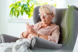 Ha habido un aumento récord de personas mayores que usan teléfonos inteligentes y tabletas