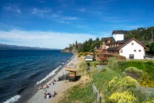 Bariloche. La mayoria de los alojamientos turisticos se encuentran en la avenida Bustillo la cual bordea el lago Nahuel Huapi