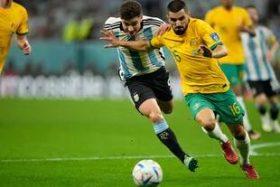 Julián Álvarez presiona a Aziz Behich en el duelo entre la Argentina y Australia por los octavos de final del Mundial Qatar 2022, donde convirtió un gol