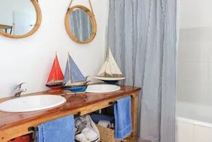 Carolina decoró el baño de sus hijos con veleros y colores marinos.