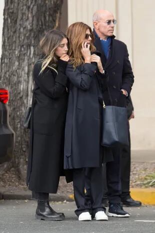 Juliana, Valentina y Bruno, al salir del cementerio. 