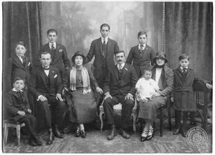 En 9 de julio. Los esposos Bracco y sus siete hijos varones, del menor de los cuales fue padrino el Dr. Marcelo T. de Alvear representado en este acto por el señor jefe de correos local Bartolomé Lequis, y su esposa como madrina. Agosto de 1924.