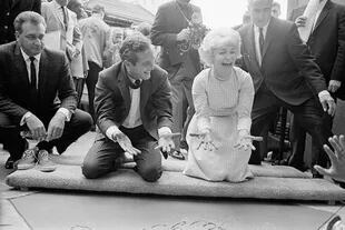 Paul Newman y Joanne Woodward graban sus huellas en el Teatro Chino, en 1963
