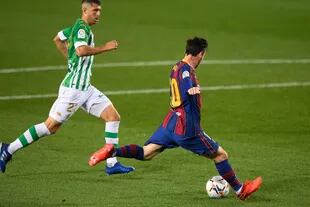 Messi, seguido por su compatriota Guido Rodríguez, saca el zurdazo que se meterá en la parte alta del arco de Betis; desde el 8 de agosto, ante Napoli, no convertía de jugada.