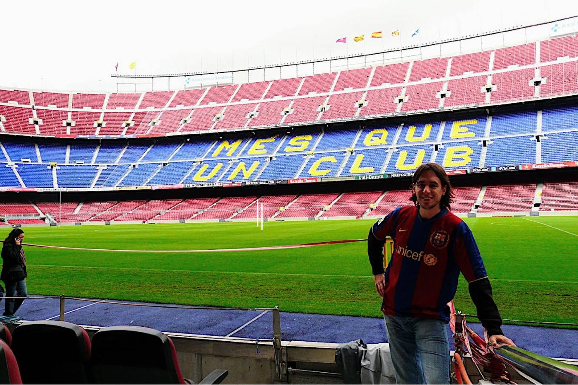 Por aquellos años, en Camp Nou, previo a un partido del Barcelona, club del cual Augusto se enamoró.