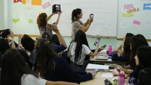 A partir de la pandemia, muchos docentes se "amigaron" con la presencia del celular en las aulas
