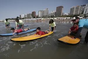 Una escuela de surf, la excusa para que chicos marplatenses conozcan el mar