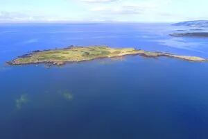 Una isla deshabitada en Escocia se puso a la venta y acumula interesados, pero no incluye amenities