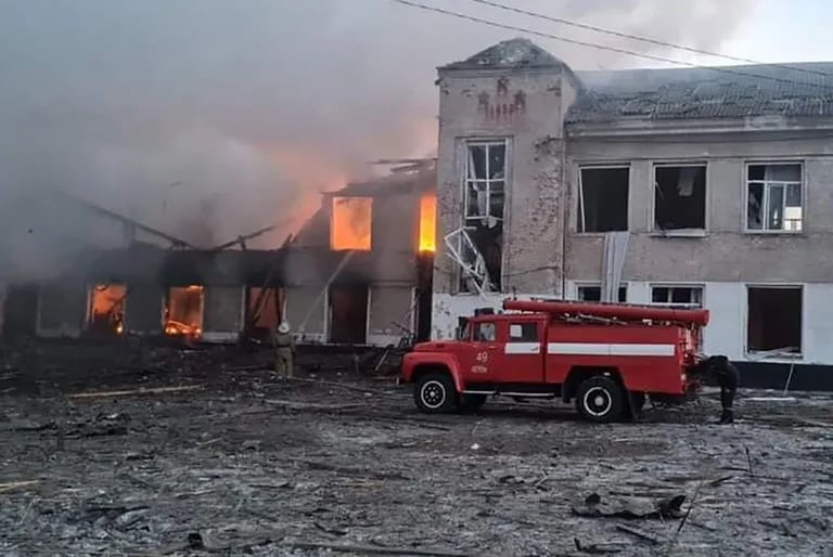 TOPSHOT - Nesta foto tirada e divulgada pelo Serviço de Emergência do Estado da Ucrânia em 17 de março de 2022, bombeiros trabalham para apagar um incêndio em uma instituição educacional atingida por um bombardeio na cidade de Merefa, na região de Kharkiv.  (Foto por Folheto / Serviço de Emergência do Estado da Ucrânia / AFP) / RESTRITO AO USO EDITORIAL - CRÉDITO OBRIGATÓRIO "FOTO AFP / Serviço de Emergência do Estado da Ucrânia / folheto" - SEM MARKETING, SEM CAMPANHAS DE PUBLICIDADE - DISTRIBUÍDOS COMO SERVIÇO AOS CLIENTES