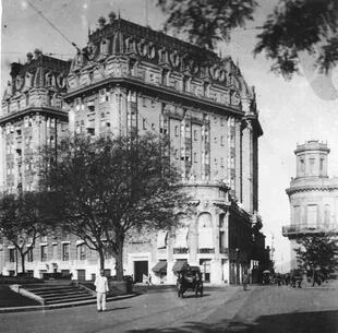 El hotel Plaza a la izquierda, y la residencia familiar de Tornquist, en Florida 989