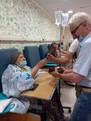 Juan Carlos Pallarols recorrió la sala oncológica del Hospital de Pinamar, a donde irá el dinero de la subasta de la rosa. También hizo que los pacientes participaran del nuevo bastón presidencial