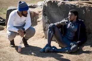 Coogler y Boseman en el set el año pasado. “Estábamos haciendo una película sobre lo que significa ser africano”, dice Coogler