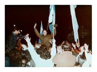 El conscripto Daniel Mussis durante la fiesta de bienvenida realizada por los familiares y vecinos al regreso de la guerra, en La Plata (junio de 1982)