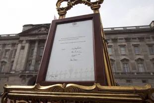 Como dicta el protocolo, el Palacio de Buckingham emitió un comunicado tras conocer el parte médico; han colocado un cartel que anuncia la feliz noticia
