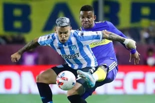 Frank Fabra intenta marcar a Copetti; el delantero de Racing jugó un gran primer tiempo