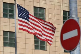 27-02-2022 Bandera de Estados Unidos ante la Embajada estadounidense en Moscú, Rusia POLITICA NORTEAMÉRICA EUROPA ESTADOS UNIDOS RUSIA MAKSIM BLINOV / SPUTNIK / CONTACTOPHOTO