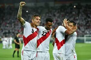 Con dos goles, Paolo Guerrero festejó su regreso a la selección de Perú