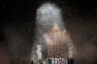 Jugadores del Real Madrid festejan, en el Santiago Bernaneu, la obtención de la 14.a Champions Trophy.