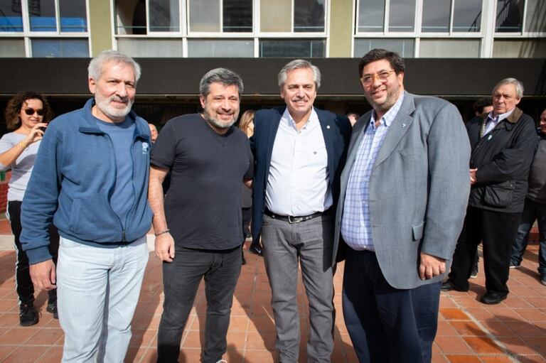 Alberto Fernández junto a Juan Manuel Olmos y otros dirigentes del PJ porteño.