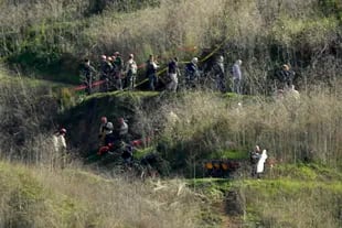 Investigadores trabajando en la escena del accidente de helicóptero en el que murieron el jugador de la NBA Kobe Bryant, su hija adolescente y otras siete personas en Calabasas, California, el 26 de enero de 2020