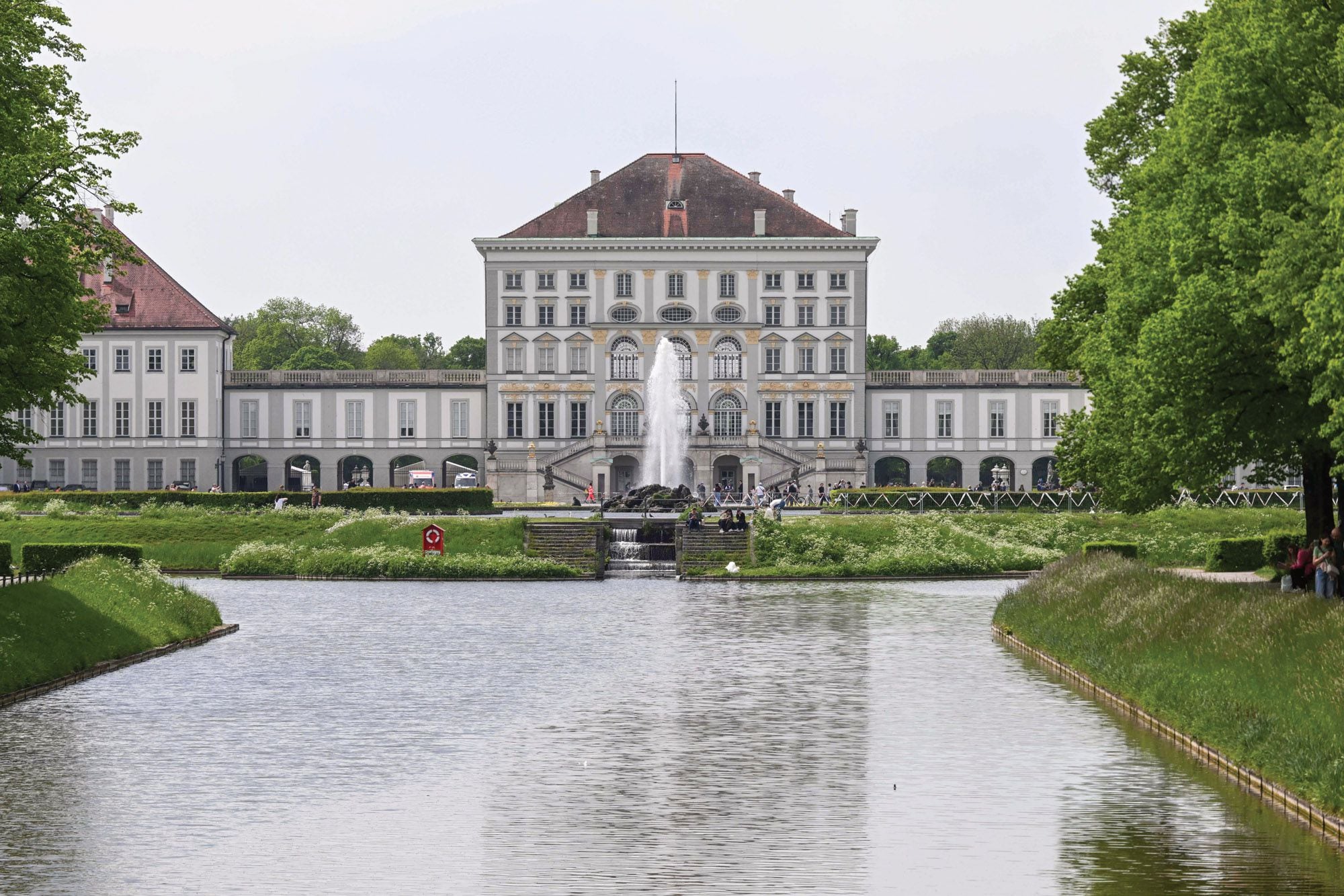 Una vista del palacio de Nymphenburg, uno de los sitios emblemáticos de Múnich, donde se organizó una multitudinaria fiesta privada al aire libre. 