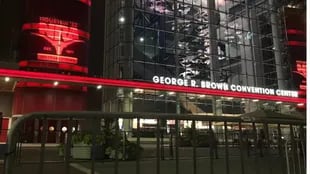 Centro de convenciones George R Brown en Houston donde se realiza la NRA (Foto: BBC)