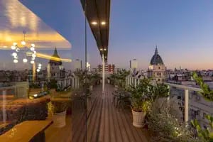 El nuevo sky bar en una terraza del centro porteño inspirado en los pubs de Londres