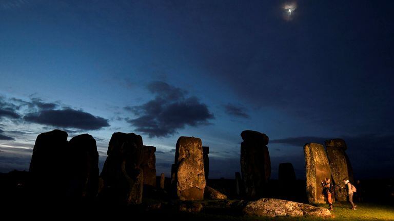 Stonehenge, los bloques de piedra de más de 5000 años de antigüedad a 130 kilómetros de Londres, que reciben un millón de visitantes por año