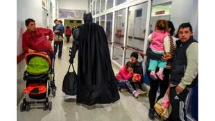 Batman se va del hospital Sor Maria Ludovica en La plata luego de visitar a los niños