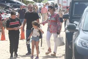 Pamela David y Daniel Vila pasean con sus hijos por José Ignacio
