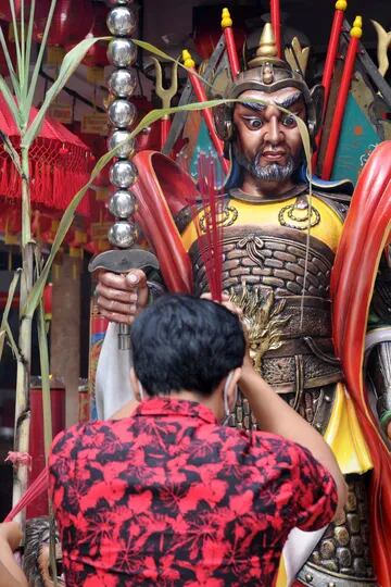 Devotos reza en un templo chino el primer día del Año Nuevo Lunar en Kuta, Indonesia