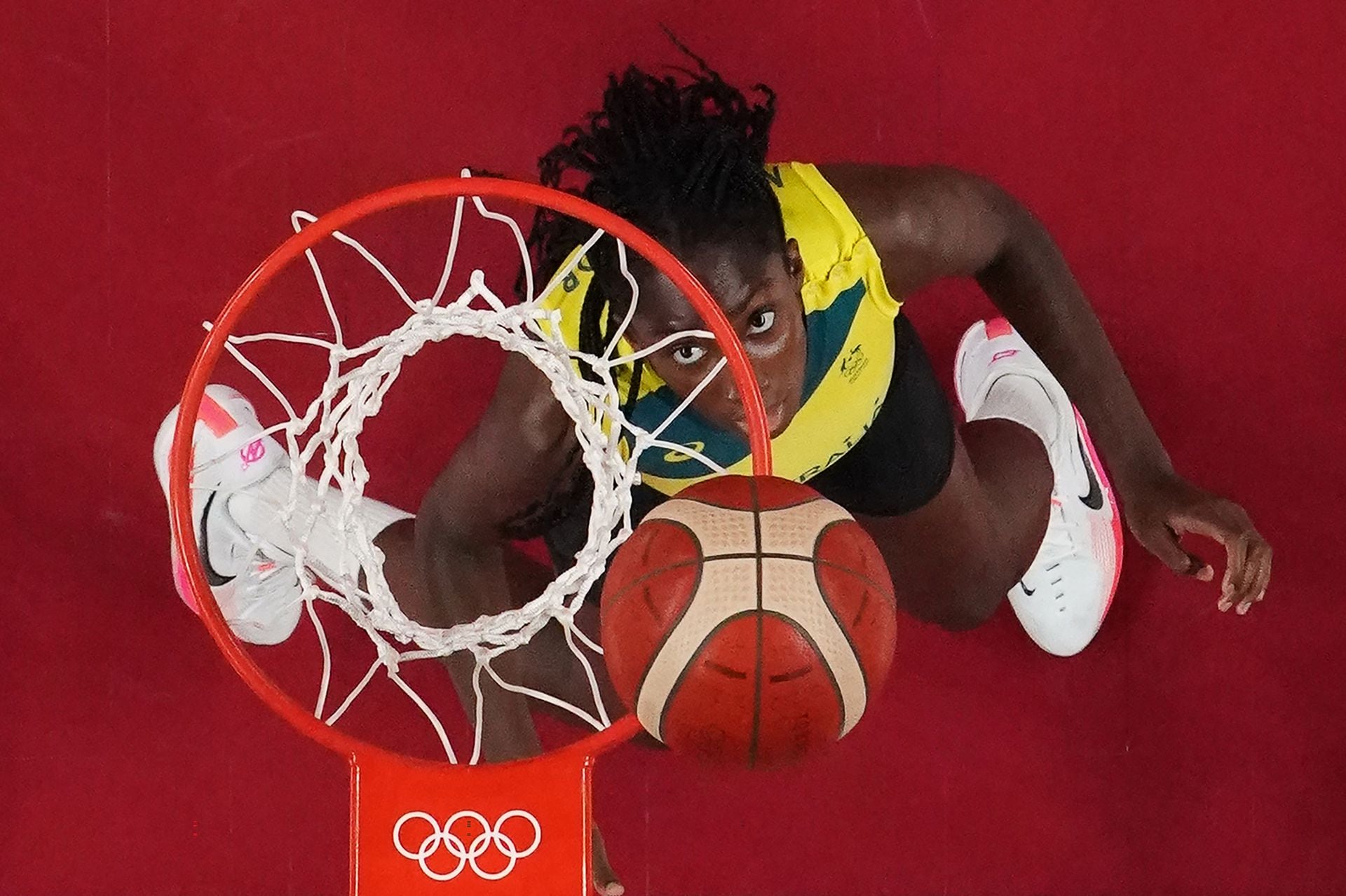 La australiana Ezi Magbegor busca un rebote en el partido de cuartos de final de baloncesto femenino entre Australia y Estados Unidos 