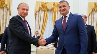 El presidente de Rusia, Vladimir Putin, y el entonces líder de Osetia del Sur, Anatoly Bibilov.