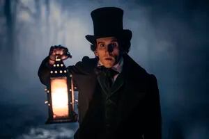 Misterio y aires góticos en el nuevo film de Netflix, que vuelve a poner en escena a Edgar Allan Poe