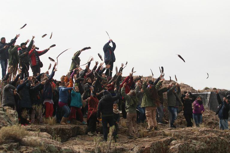Los estudiantes realizaron una ceremonia de suelta de plumas desde lo alto de la sierra