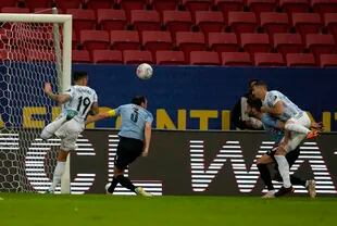 Guido Rodriguez cabecea al gol tras el centro de Messi desde la izquierda
