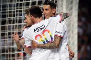 Messi abraza a Di María, autor del tercer gol; también se suma Verratti