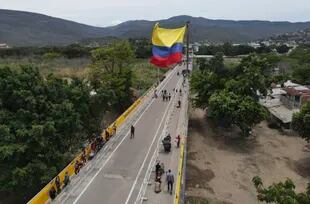 Peatones utilizan el puente internacional Simón Bolívar para cruzar entre San Antonio, Venezuela, y Cúcuta, Colombia, el domingo 25 de septiembre de 2022.