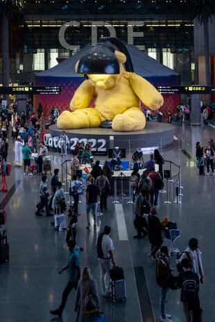 Este oso Teddy gigante, que también es una lámpara, podría ser la mascota del Mundial: obra de Urs Fischer, recibe en el aeropuerto internacional de Doha